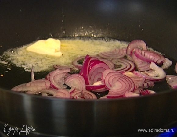 Разогреть в большой сковороде оливковое и сливочное масло и слегка обжарить лук. 