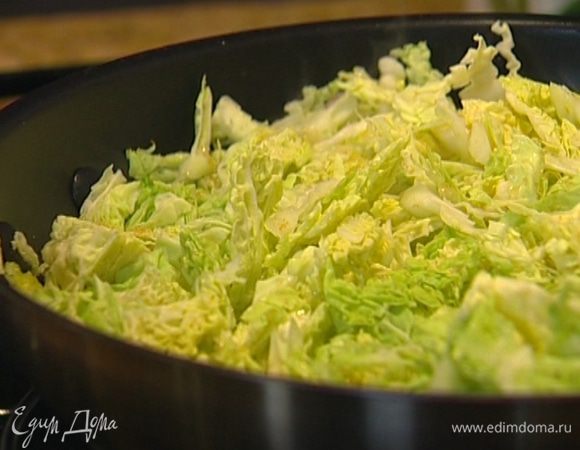 Добавить капусту и радиккио, сахар, клюкву, свежемолотый перец, соль, корицу и измельченные в ступке специи. Тушить около 30 минут на медленном огне, время от времени помешивая.