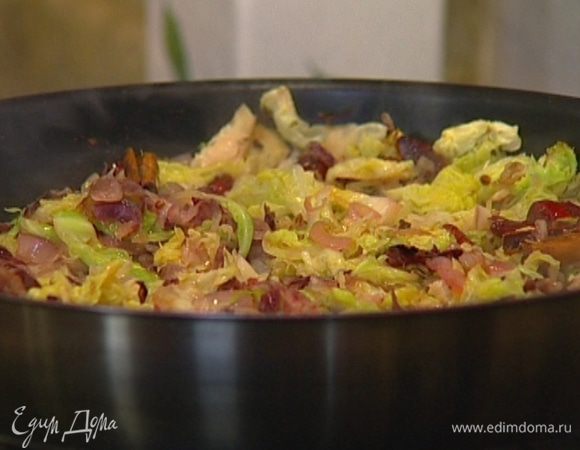 Яблоко натереть на терке и добавить в сковороду.