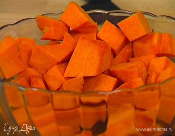 Тыкву почистить и нарезать кубиками.