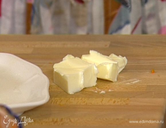 Сливочное масло порезать на маленькие кусочки.