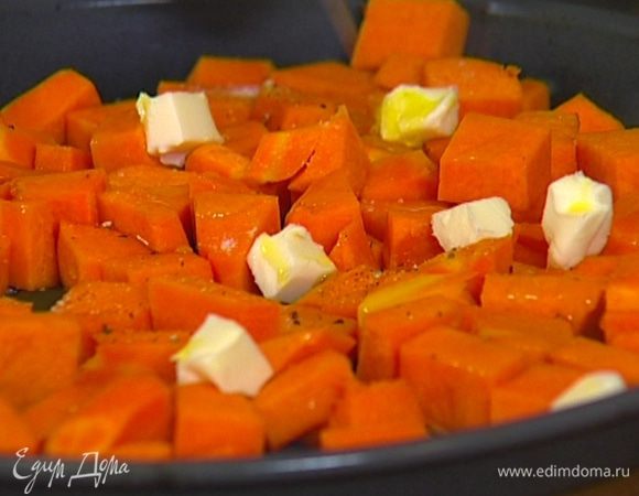 Выложить тыкву на противень, полить 2 ст. ложками оливкового масла, разложить сверху нарезанное сливочное масло.Запекать тыкву в разогретой духовке 20–25 минут, пока она не станет мягкой. Во время запекания перевернуть 1–2 раза, чтобы готовилась равномерно.