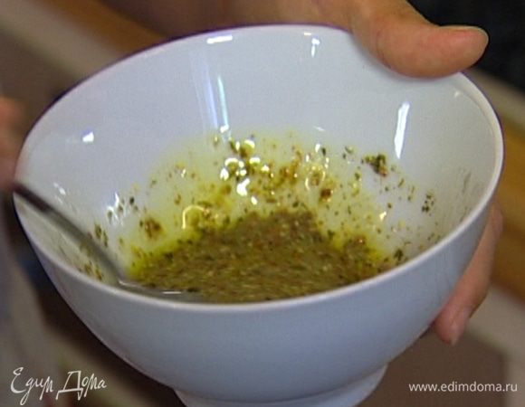 Приготовить заправку, смешав оставшееся оливковое масло, горчицу, аджику, уксус и лимонный сок.