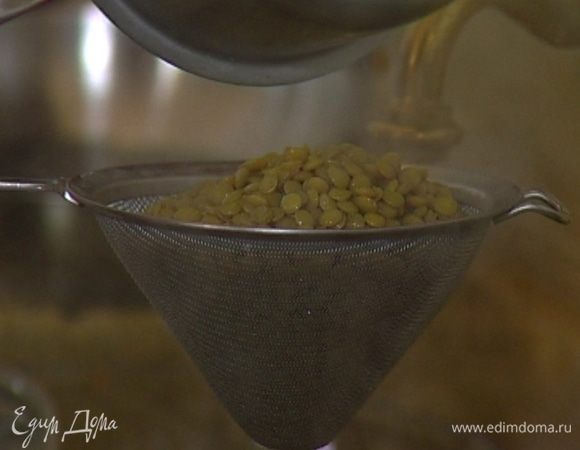 Чечевицу отварить, откинуть на дуршлаг, а затем вернуть в кастрюлю. 