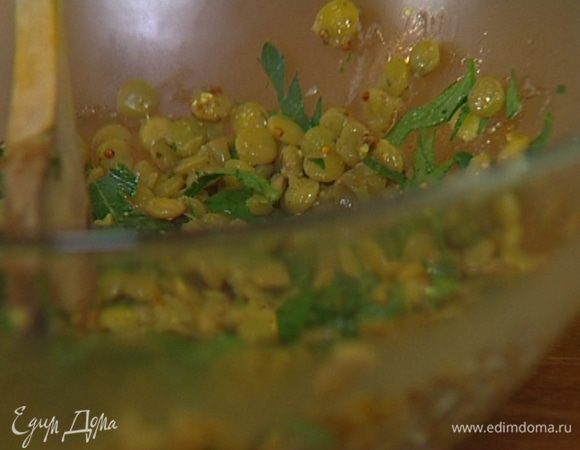 Добавить к чечевице измельченную петрушку и 2/3 заправки, все перемешать.