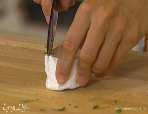Козий сыр поломать на небольшие кусочки.