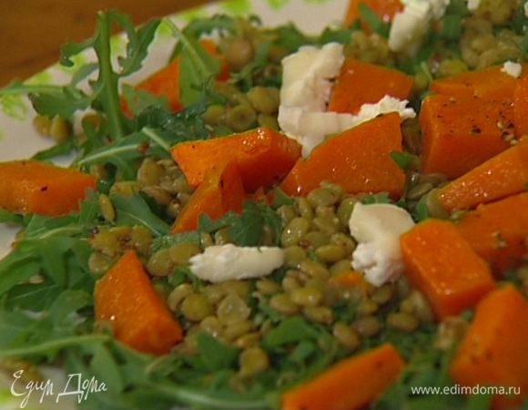 Разложить на большом блюде руколу, выложить на нее теплую чечевицу, а сверху — запеченную тыкву и поломанный на небольшие кусочки козий сыр. 
