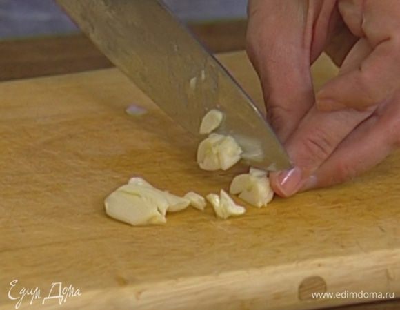 Чеснок почистить и нарезать.
