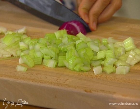 Стебли сельдерея нарезать небольшими кубиками.
