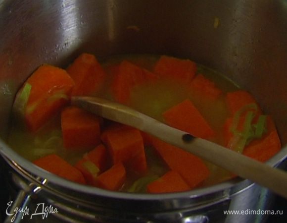Выложить в кастрюлю с луком тыкву, 2–3 минуты потомить, помешивая, затем влить столько воды, чтобы она покрыла овощи, и варить до готовности.
