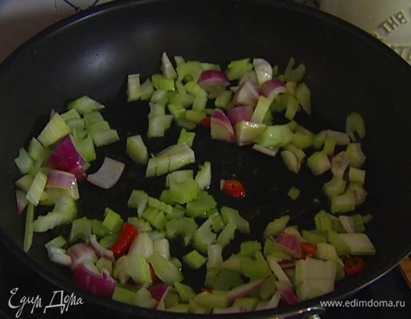 В сковороде разогреть оставшееся оливковое масло, добавить сельдерей, оставшийся лук, чеснок и перец чили и слегка прогреть.