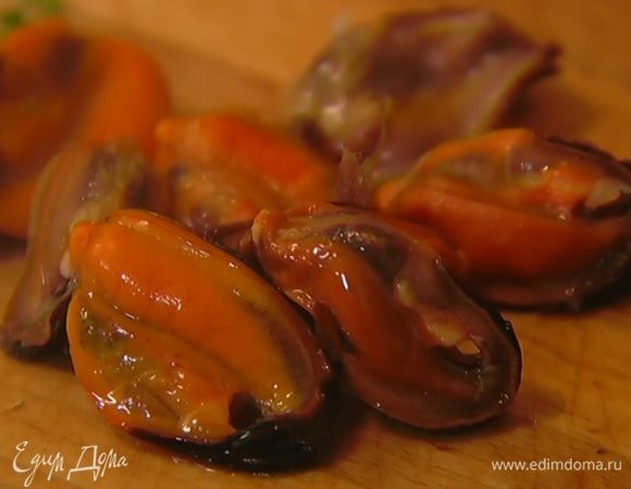 Вынуть мидии шумовкой и почистить, оставив несколько штук в ракушках.