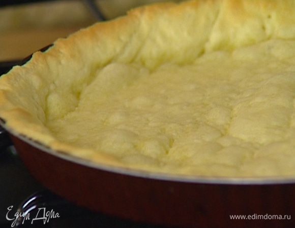 Насыпать сверху горох и выпекать в разогретой духовке 10 минут, затем убрать горох и бумагу и выпекать еще 10 минут.
