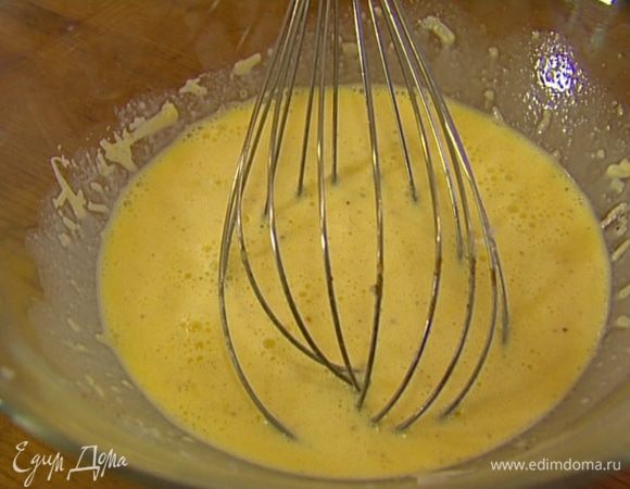 Яйцо, желтки, сливки, пармезан и мускатный орех немного взбить. 