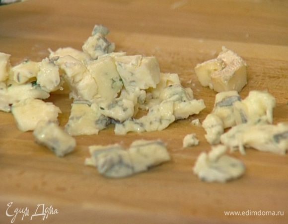 Горгонзолу порезать на кусочки.