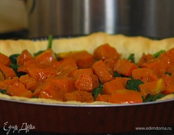 Шпинат равномерно распределить по всей поверхности пропеченного теста, разложить кусочки запеченной тыквы. 