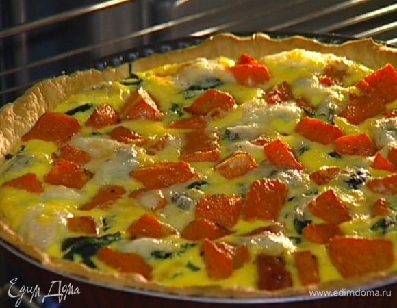 Петрушку мелко порубить и присыпать готовый пирог.