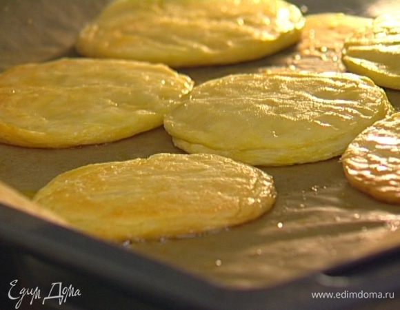Застелить противень бумагой для выпечки и выложить на него половину кружков из теста, затем на каждый из них положить по второму кружку и накрыть их большим куском бумаги для выпечки, а сверху поставить еще один противень. Выпекать в разогретой духовке 10–15 минут, затем снять верхний противень и бумагу и поставить в духовку еще минут на пять.