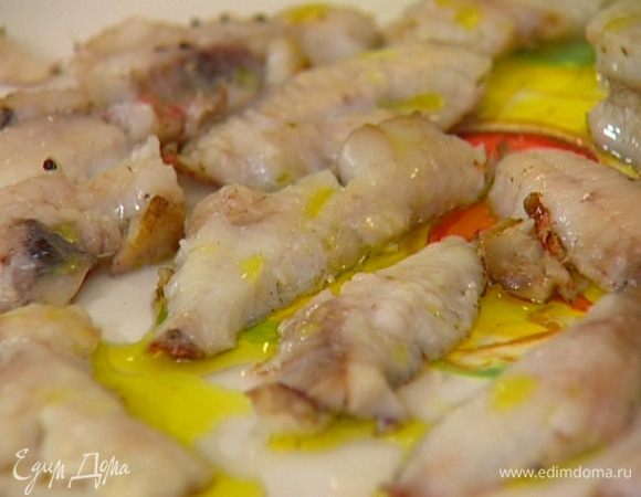 Рыбу почистить, острым ножом срезать филе, поперчить и посолить, уложить на сухую разогретую сковороду кожей вниз и обжаривать до готовности. Снять со сковороды, сбрызнуть половиной лимонного сока и 1 ст. ложкой оливкового масла. 