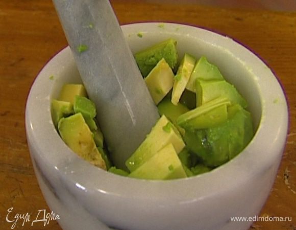 Авокадо почистить и в ступке размять в пюре. 
