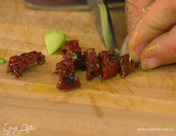 Вяленые помидоры мелко нарезать.