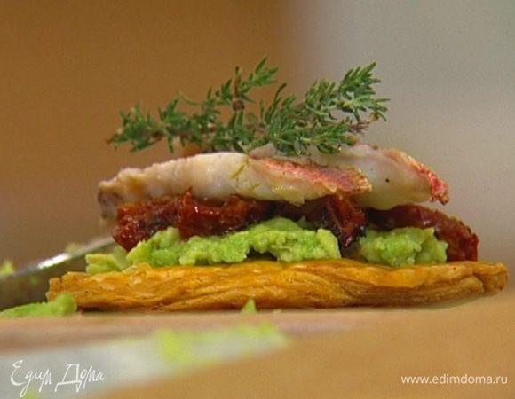 Выложить на каждый кружок теста немного авокадо и вяленых помидоров, 1–2 рыбных филе, украсить веточкой тимьяна. 