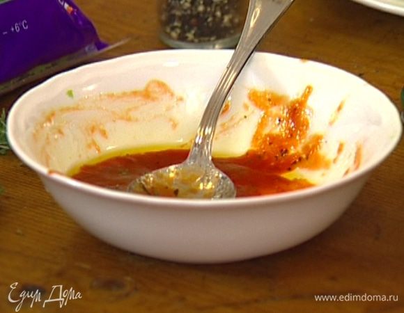 Приготовить заправку: соединить томатный соус, оставшееся оливковое масло, лимонный сок и листья тимьяна, все перемешать.