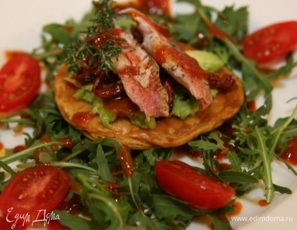 Выложить руколу и помидоры черри на тарелки, полить заправкой, сверху положить кружок теста с рыбой. 