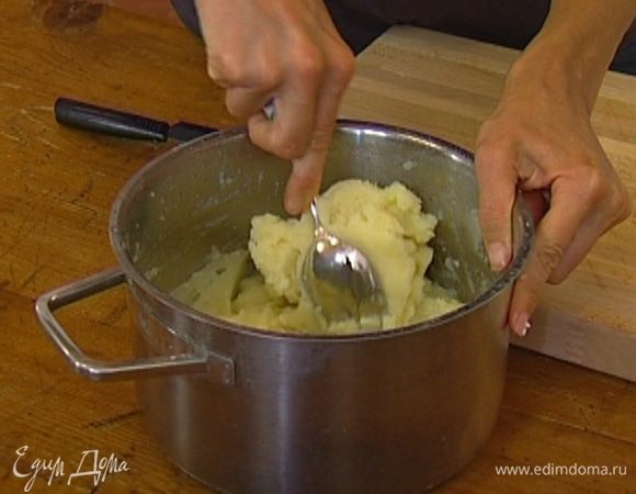 Картофель почистить, отварить и растолочь в пюре.