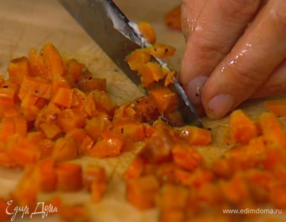 Запеченную морковь порезать маленькими кубиками. 