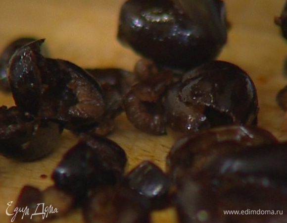 Из оливок удалить косточки, мякоть мелко нарезать. 