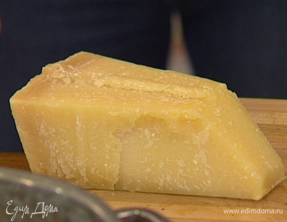 Пармезан натереть на мелкой терке.