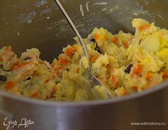 Соединить картофельное пюре, морковь и оливки, добавить желток, пармезан, 50 г муки, поперчить, посолить и вымешать тесто. 