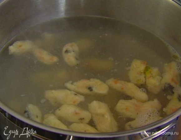 Отварить ньокки в большом количестве кипящей подсоленной воды, добавив в нее чуть-чуть оливкового масла. 