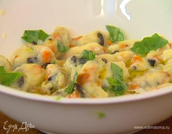 Готовые ньокки вынуть шумовкой, заправить оливковым маслом, присыпать листьями базилика.