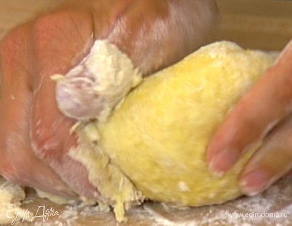 Муку просеять, смешать с разрыхлителем и солью и ввести понемногу к яйцам. Тесто хорошенько вымесить руками — оно должно получиться эластичным и достаточно крутым.