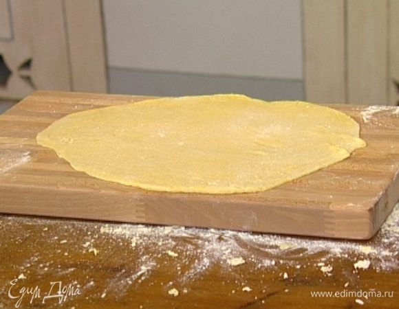 Раскатать тесто как можно тоньше, а затем с помощью ножа вырезать и свернуть фигурки разной формы (елочки, розы и т.д.).