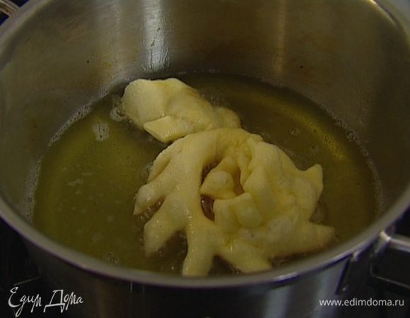 Разогреть в небольшой кастрюле растительное масло, опускать в него по нескольку фигурок и жарить, а затем выкладывать на бумажное полотенце, чтобы избавиться от лишнего жира.