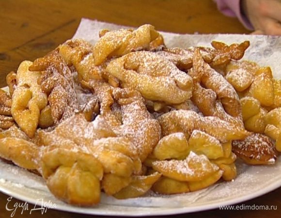 Готовый хворост присыпать оставшейся сахарной пудрой.