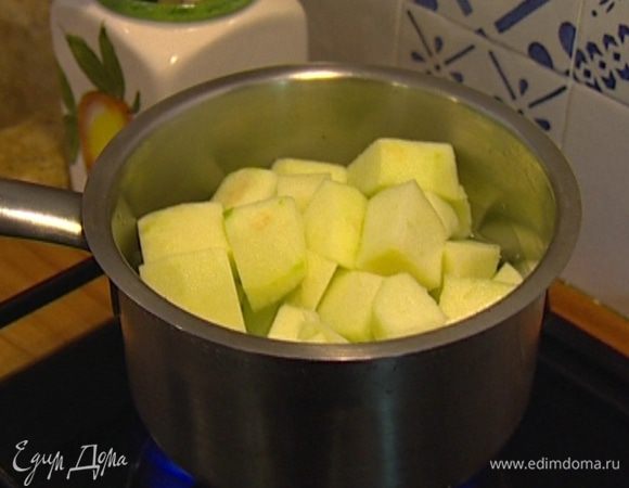 Зеленые яблоки почистить, нарезать кубиками и уложить в небольшую кастрюлю, затем влить 1/2 стакана воды и отваривать, пока не станут мягкими, затем остудить вместе с той водой, в которой они варились.