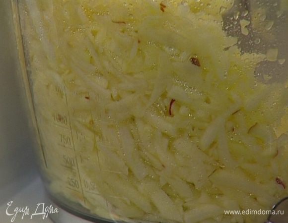 Красные яблоки почистить и натереть на крупной терке.