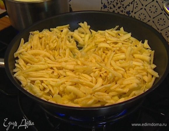 Растопить в сковороде 1 ч. ложку сливочного масла и, перемешивая, обжаривать натертые яблоки, чтобы они слегка закарамелизировались, затем немного остудить.