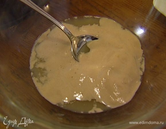 Дрожжи развести в 100 мл теплой воды, всыпать сахар и оставить на несколько минут.