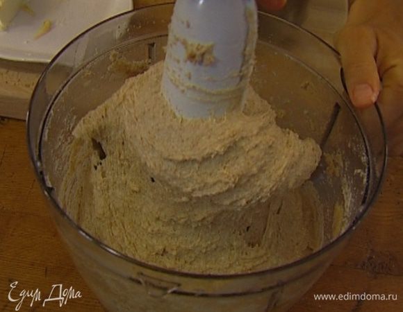 Смешать оба вида муки, добавить соль, воду с дрожжами, растопленное масло и вымешивать все на средней скорости в кухонном комбайне, постепенно добавляя сваренные яблоки.