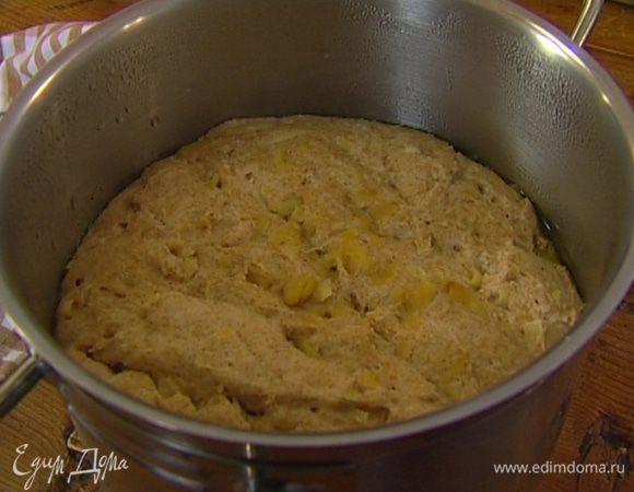 Добавить закарамелизированные яблоки, вымешать все деревянной лопаткой и выложить яблочное тесто в кастрюлю, смазанную оливковым маслом. Накрыть влажным полотенцем и оставить на час в теплом месте.