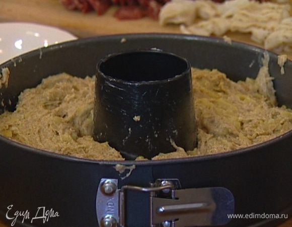 Смазать форму для выпечки растительным маслом, выложить в нее тесто, накрыть влажным полотенцем и оставить на 10 минут, чтобы тесто подошло.