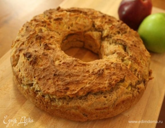 Выпекать хлеб в разогретой до 210°С духовке 10 минут, затем убавить температуру до 180°С и выпекать еще 35 минут.