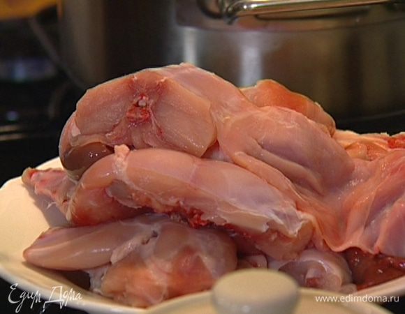 Тушку кролика вымыть, просушить бумажным полотенцем и порезать крупными кусками.