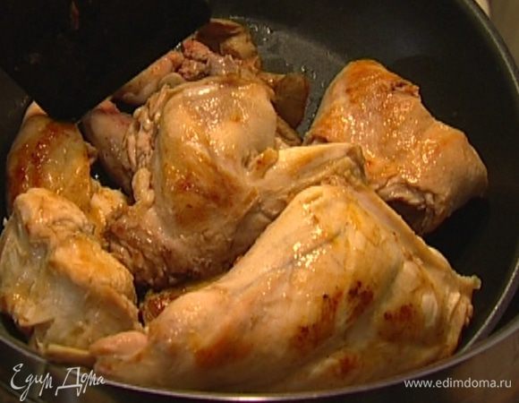 Растопить в тяжелой кастрюле сливочное масло, обжарить мясо кролика до золотистого цвета и выложить на тарелку.