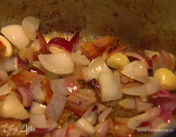 Лук и чеснок почистить.Бекон, лук и чеснок крупно нарезать, отправить все вместе в кастрюлю и слегка обжарить.